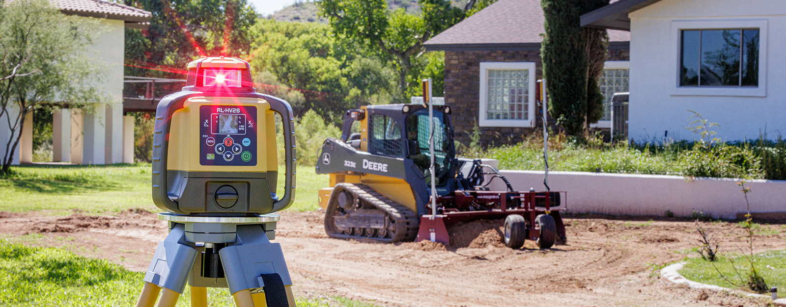 Sistem Topcon 2D-MC - Soluție de control automat al nivelării pentru încărcătoare compacte pe șenile